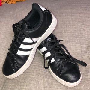 adidas Advantage woman’s Sz7